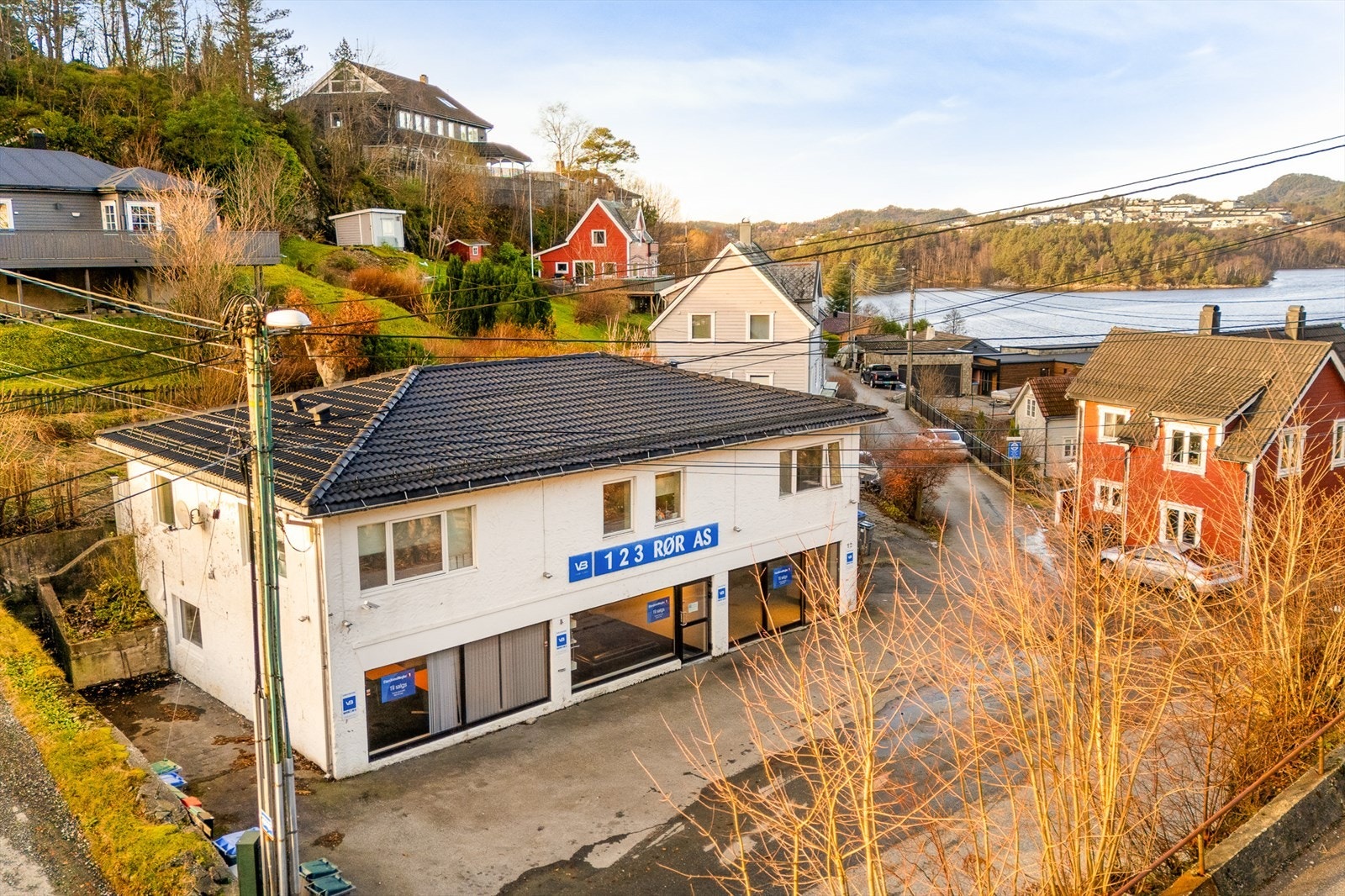 Bygget består av 2 godkjente leiligheter og næringsareal på gateplan