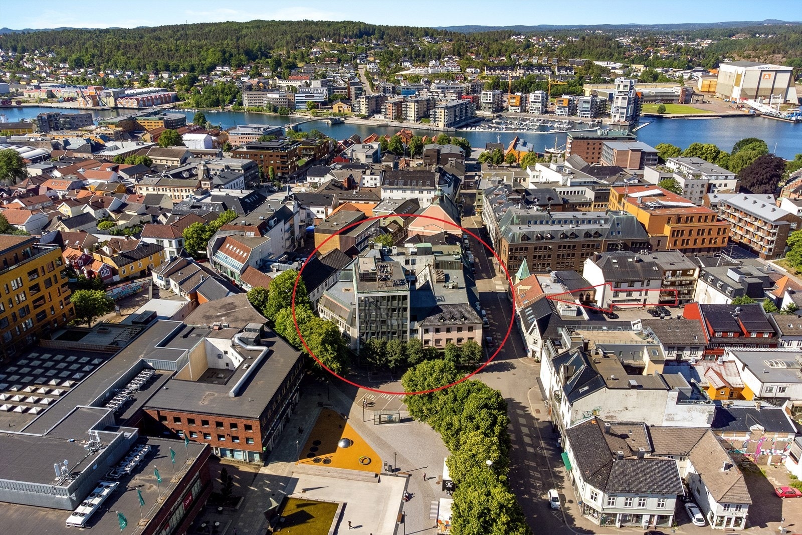 Eiendommen har flott beliggenhet midt i sentrum v/Farmandstorget Galleribilde