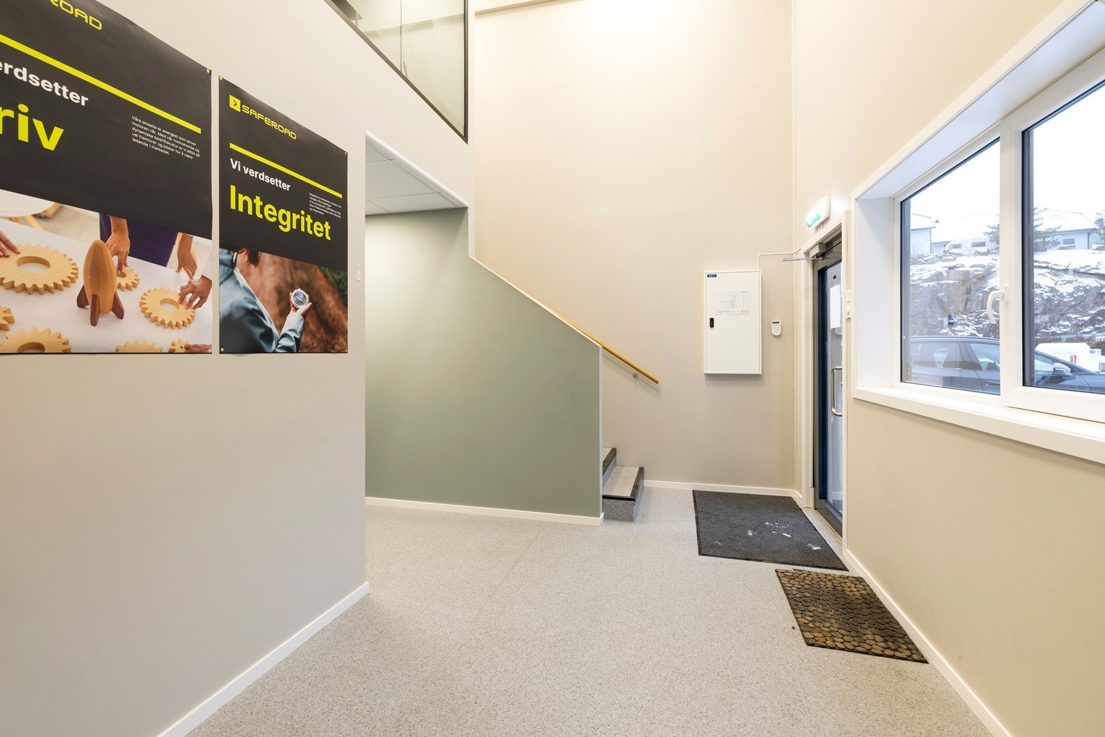 Inngangsparti kontorer/trappegang. Galleribilde