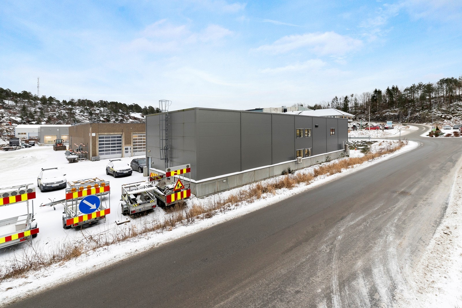 Fasade med hovedvei rett forbi. Galleribilde