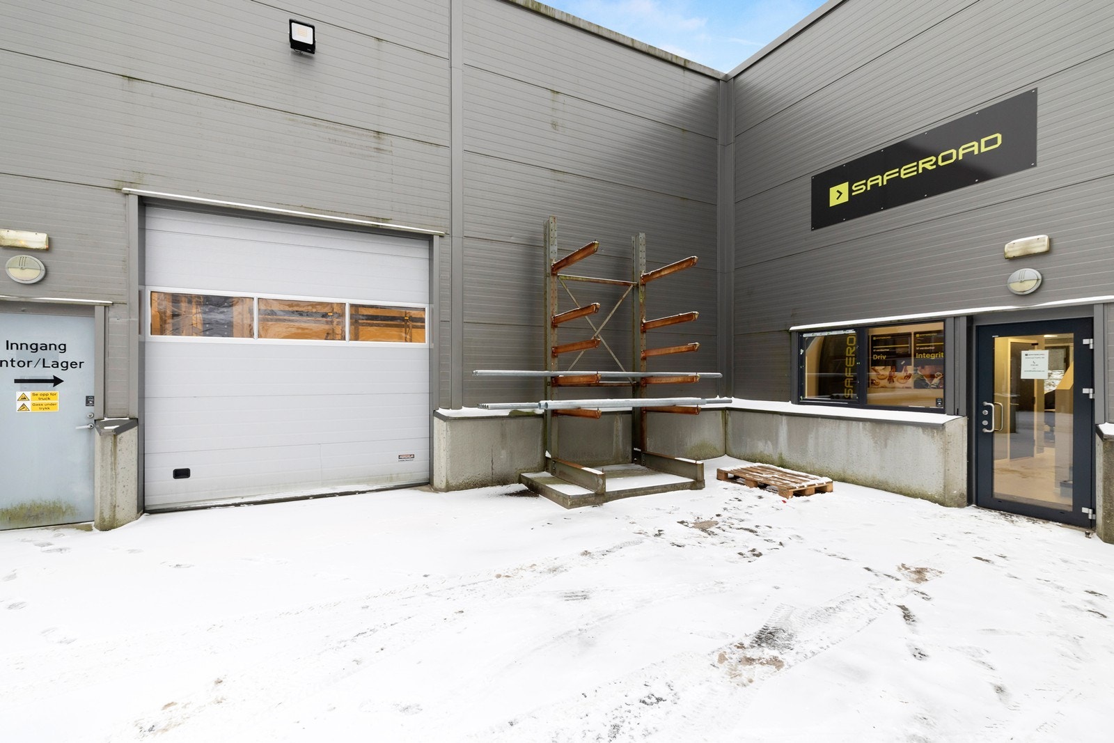 Inngangsparti til kontorer og kjøreport til ene lager. Galleribilde