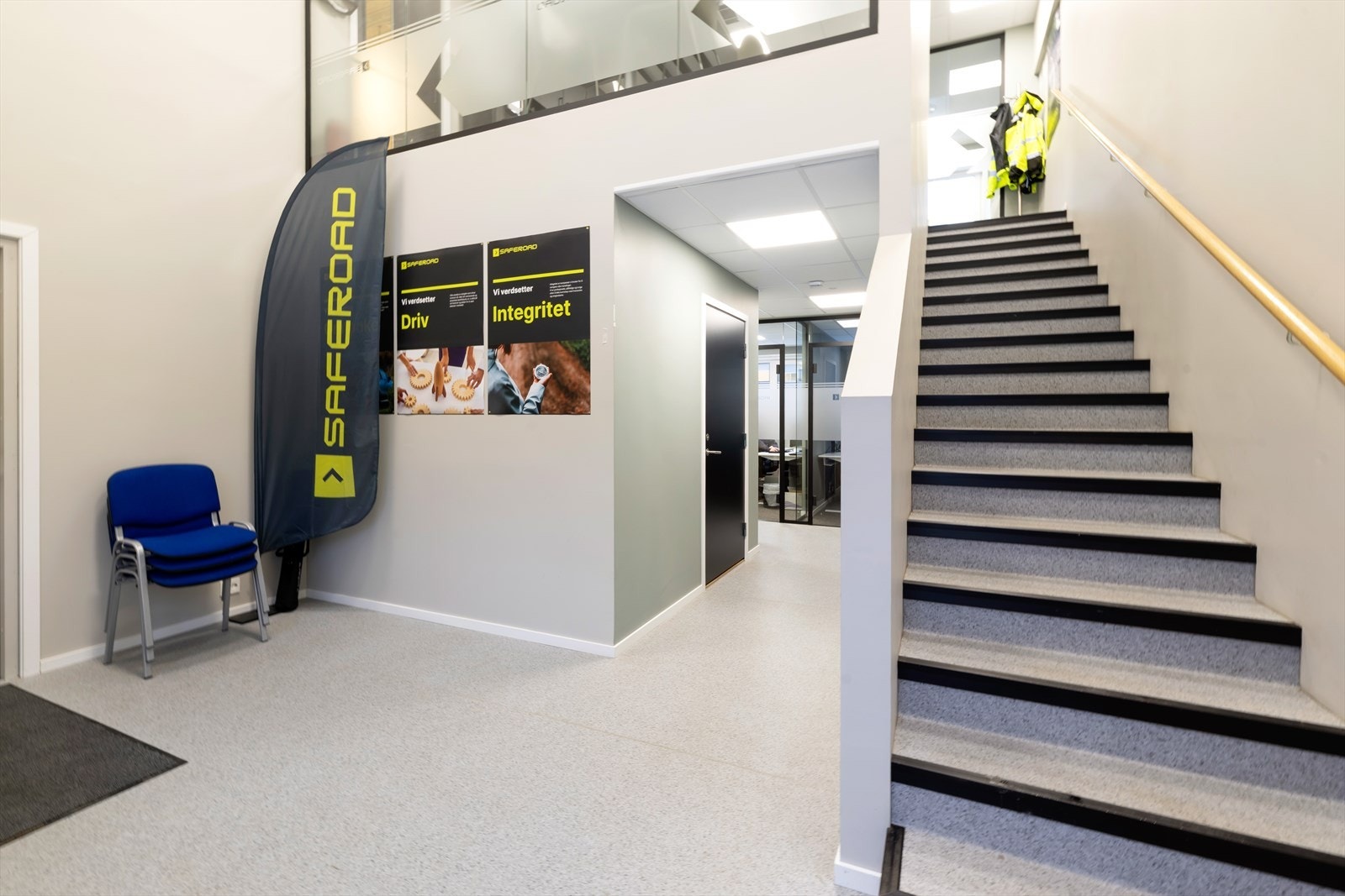 Inngangsparti kontorer/trappegang. Galleribilde