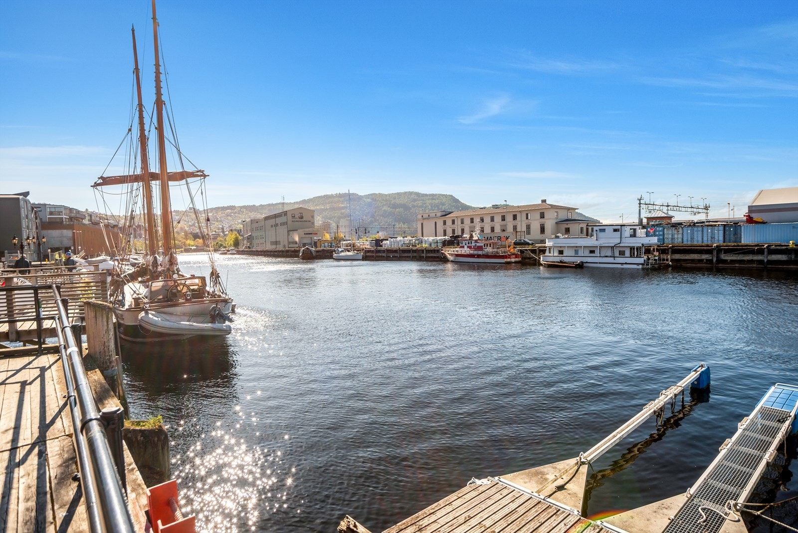 brygge, rett utenfor Galleribilde