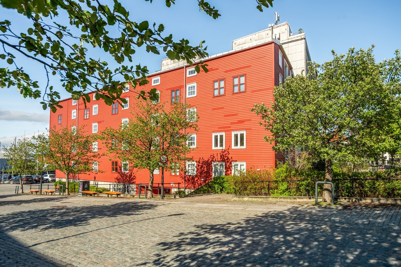 lokale i sokkel i rød bygning Galleribilde