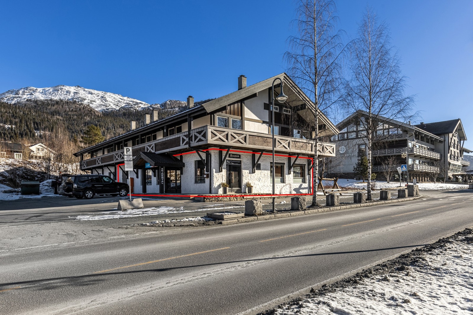 Beliggenhet midt i hovedgaten. Galleribilde