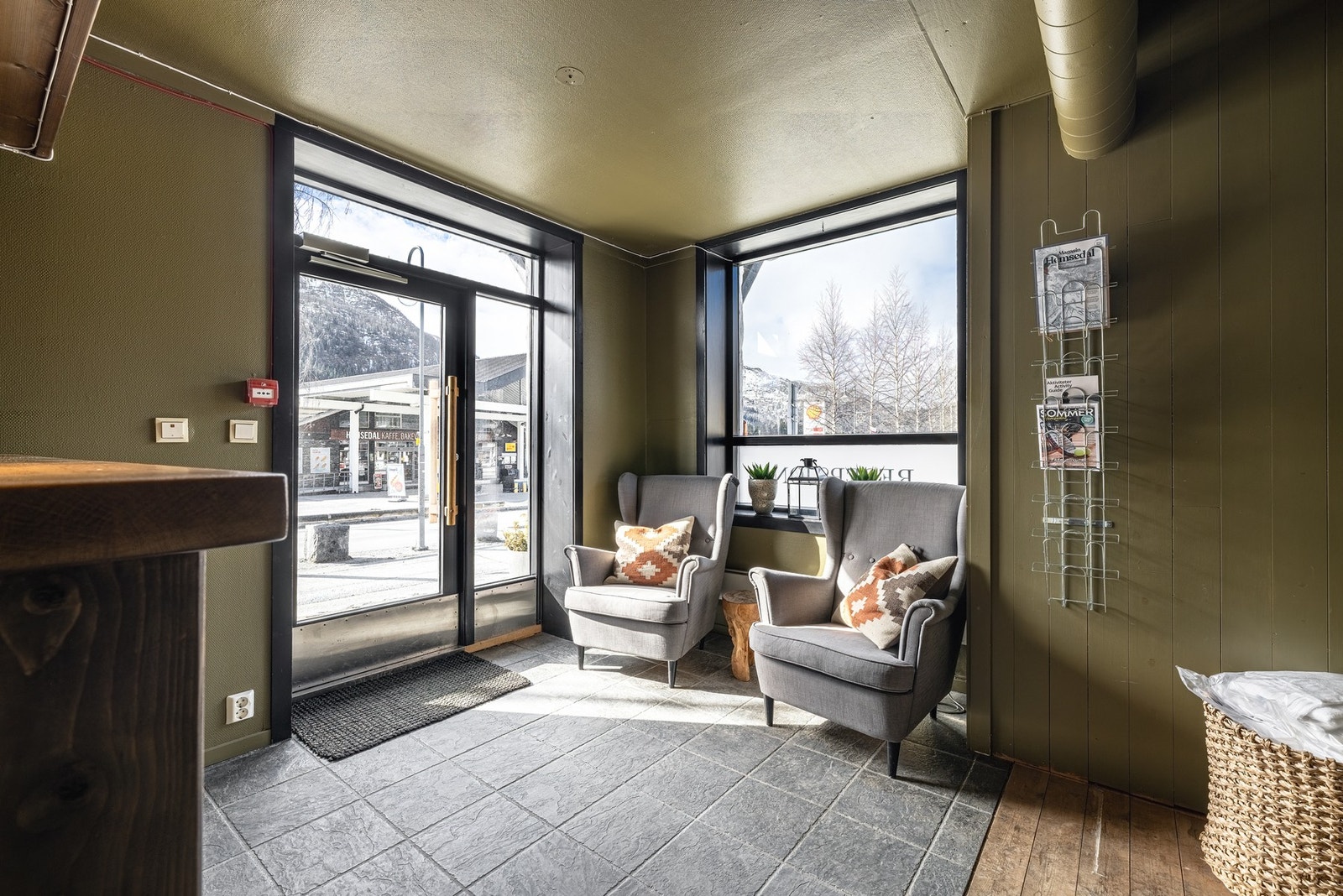 "Resepsjonen" har blitt benyttet som resepsjon og kontor for utleie av Hemsetunet Apartments. Noen av leilighetene befinner seg over næringsseksjonen. Galleribilde