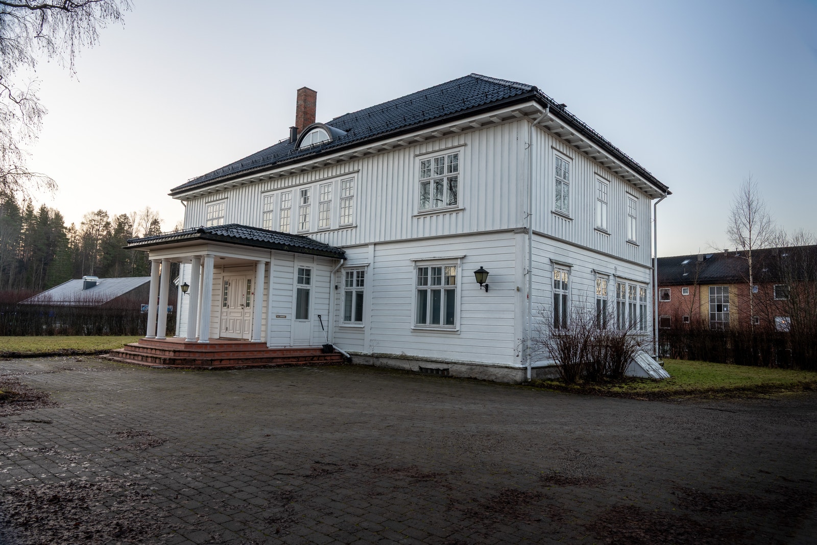 Flott inngangsparti i herskapelig villa med klassisk arkitektur og tydelig, representativ fremtoning Galleribilde