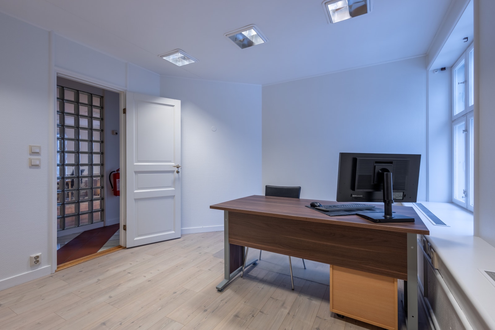 Kontor med god plass til arbeidsstasjon Galleribilde