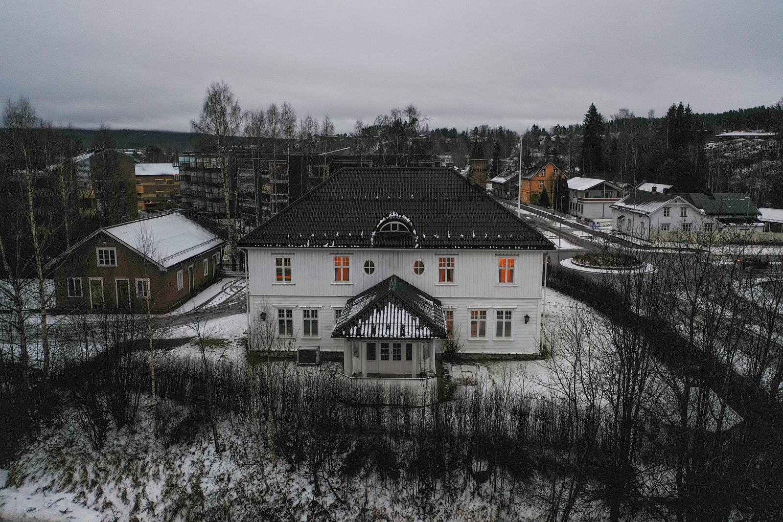 Herskapelig villa med sentral beliggenhet midt i Elverum, vegg i vegg med byens største kjøpesenter og kort vei til alt sentrum har å by på Galleribilde