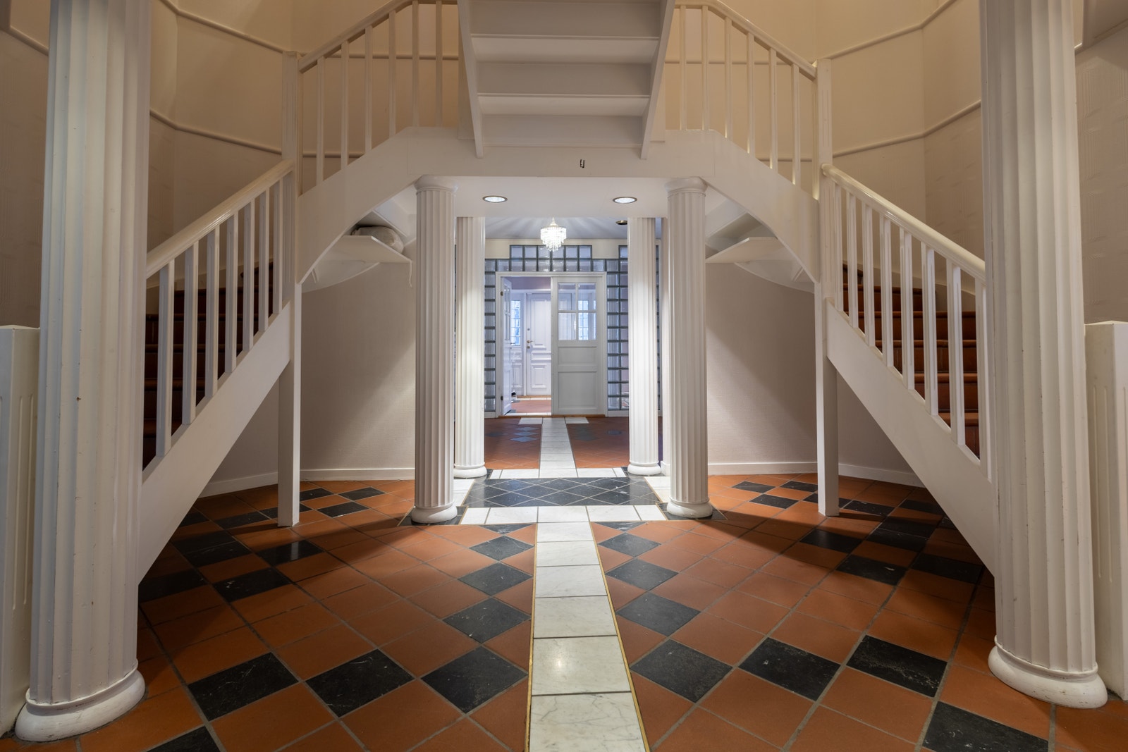 Romslig gang med klassiske detaljer og god takhøyde Galleribilde