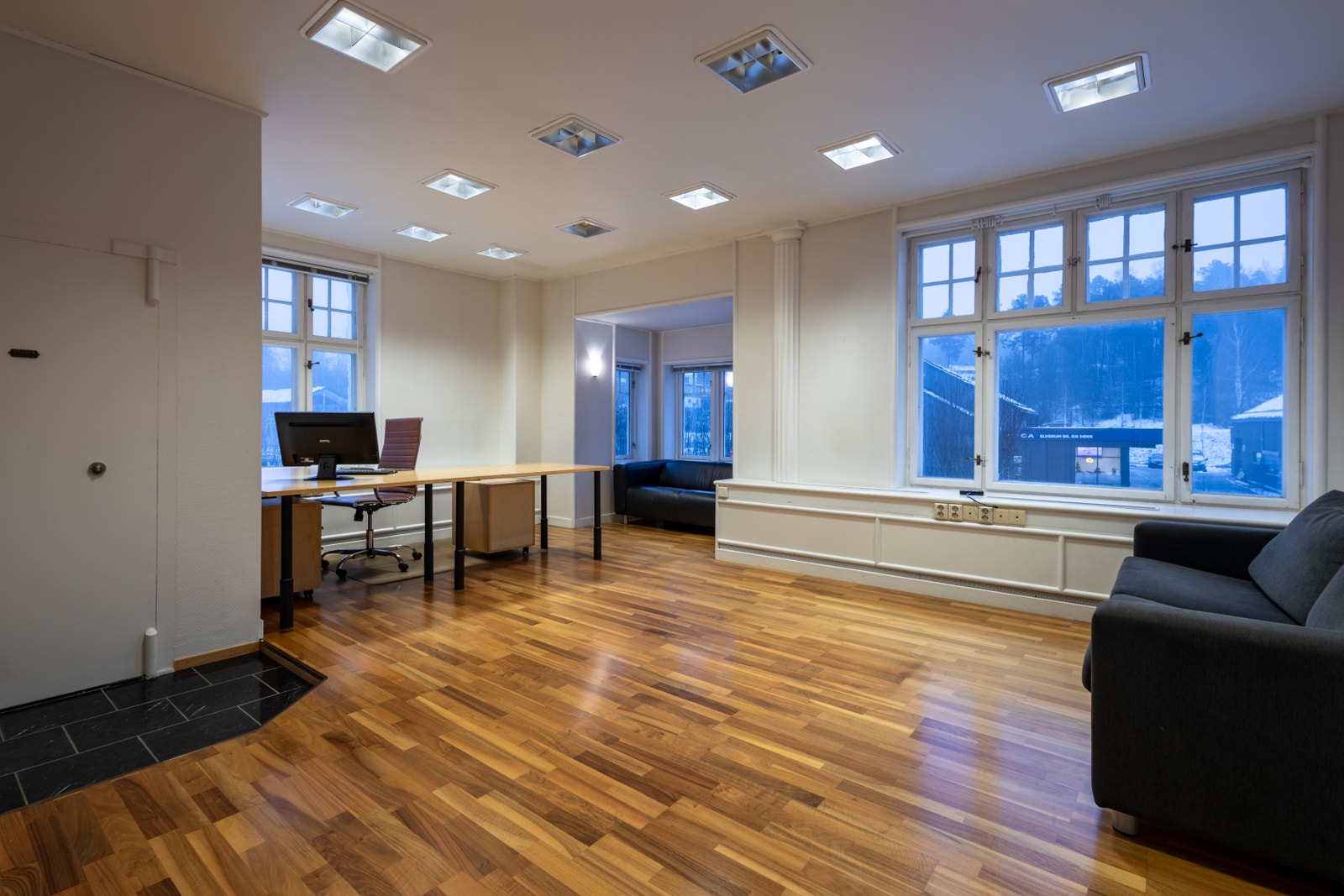 Romslig kontor med plass til både arbeidsstasjoner og sitteområde, egnet for flere arbeidsplasser eller kombinasjonsbruk Galleribilde