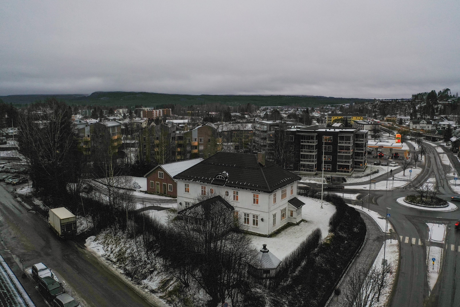 Frustuvegen 1 sett ovenfra, en representativ eiendom med romslige utearealer og attraktiv plassering i Elverum sentrum Galleribilde