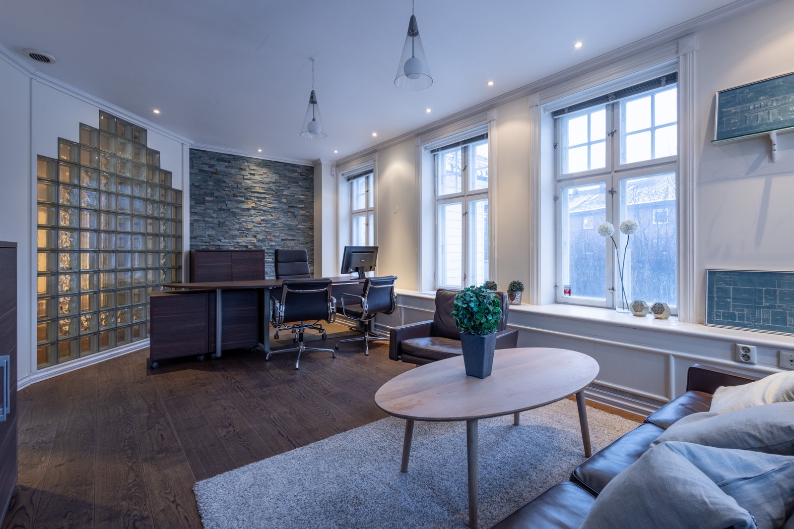 Romslig kontorrom med god plass til arbeidsstasjon og god romfølelse. Galleribilde