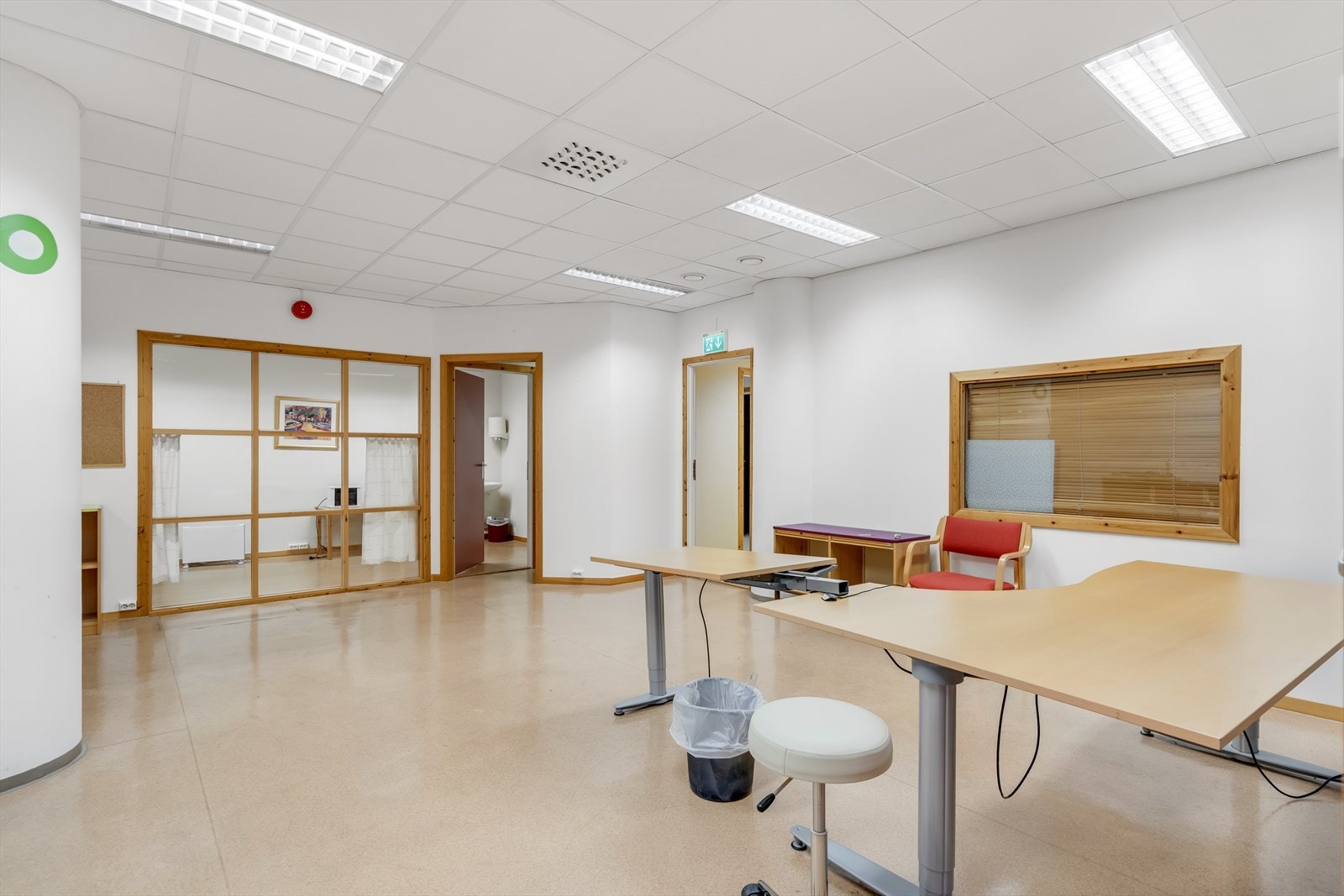 Lokalet kan tilpasses både overflater og romprogram. Inndelt i stor grad med cellekontorer pr. i dag. Galleribilde