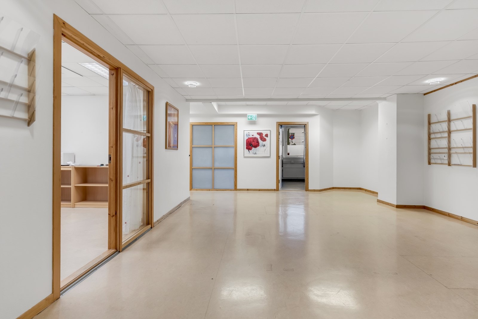 Godt vedlikeholdte lokaler med moderat standard, kan tilpasses. Galleribilde