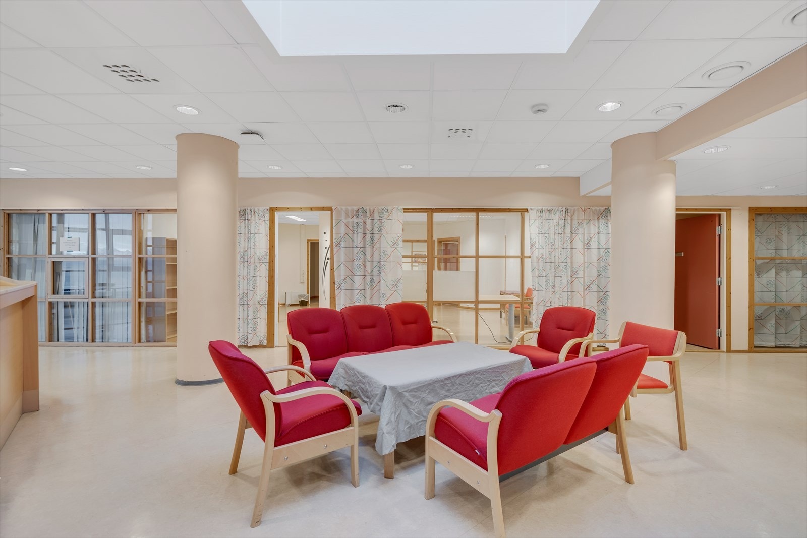 Lokalet har romslig mingle areal internt, med takvindu for ekstra lysinnslipp. Galleribilde