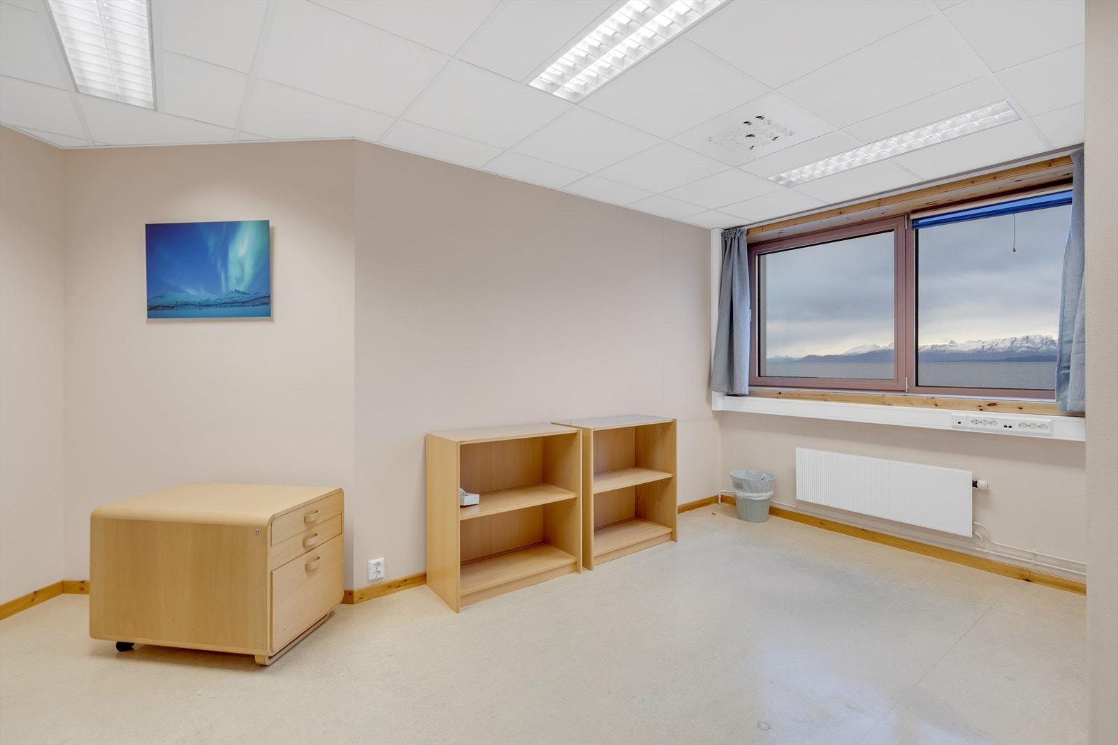 Cellekontor med utsikt mot sjø. Galleribilde