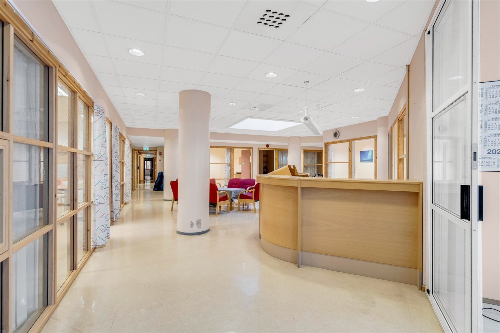 Bygget har bæring i søyler, som gir stor fleksibilitet ift. å åpne vegger (lite bærende vegger). Galleribilde