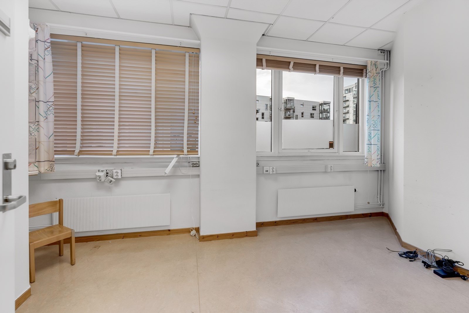 Belegg på gulv, godt med vinduer langs fasaden og lyse farger. Galleribilde