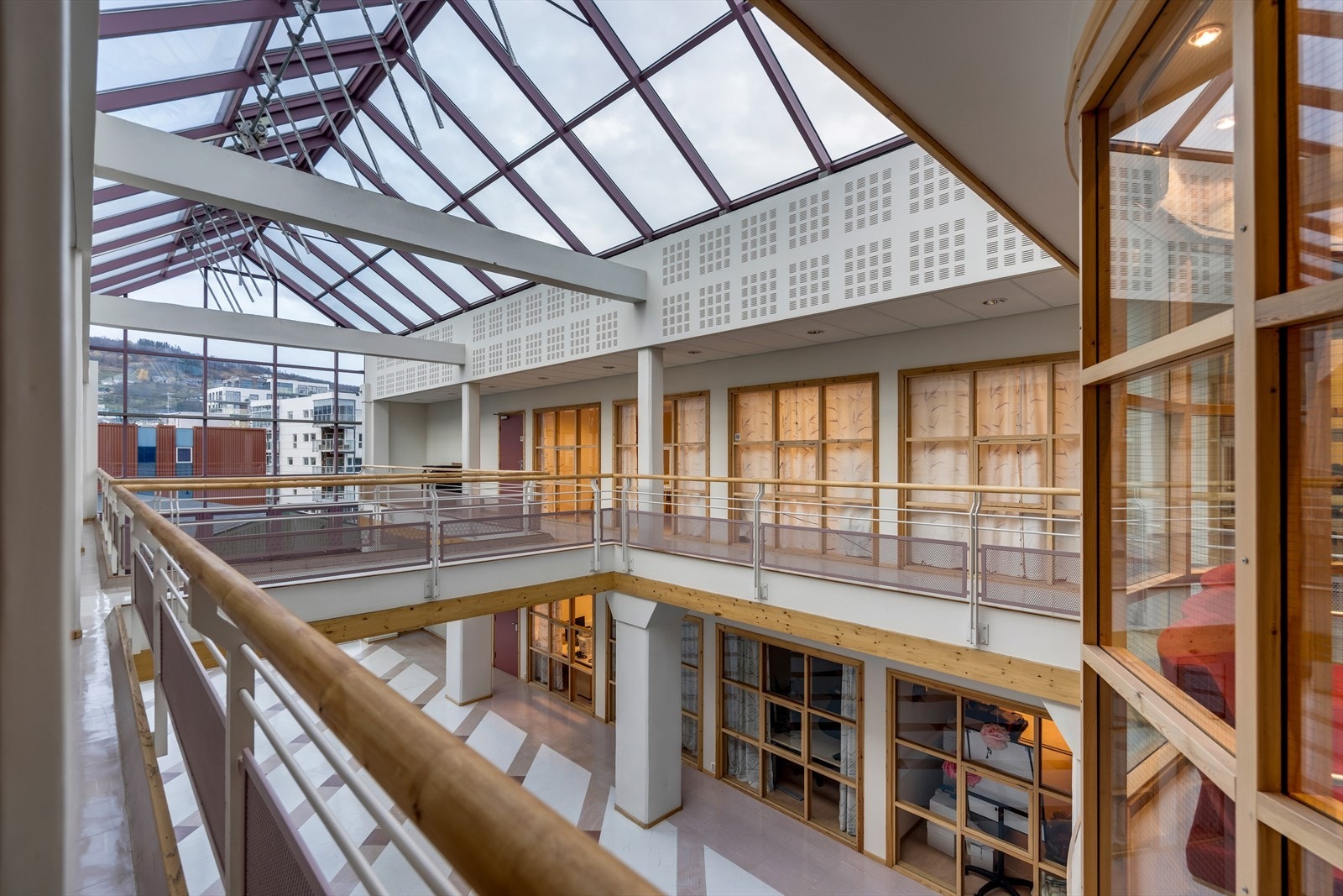 Bygget har lyse åpne fellesareal Galleribilde