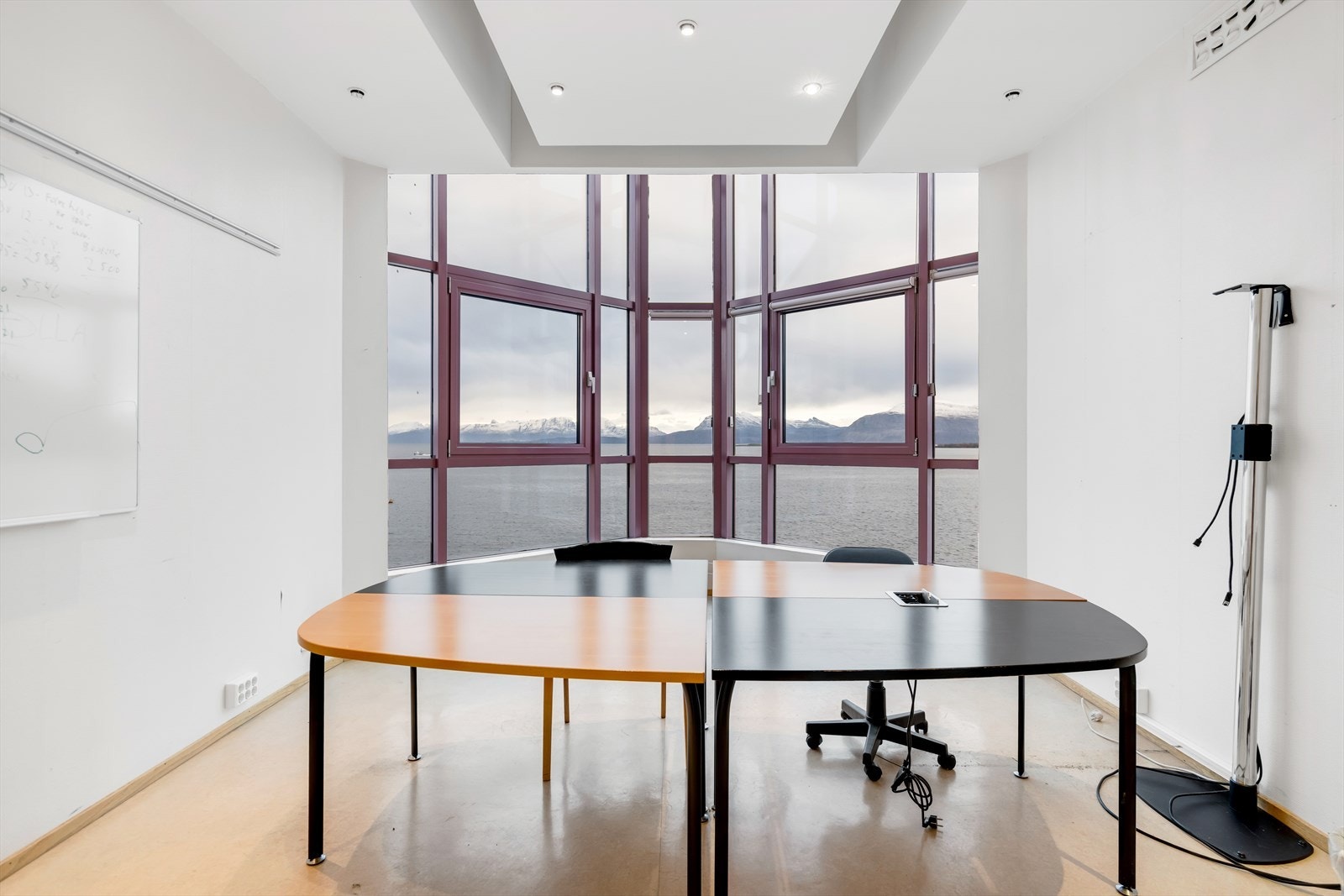 Store vinduer på deler av fasaden, fantastisk sjøutsikt. Galleribilde