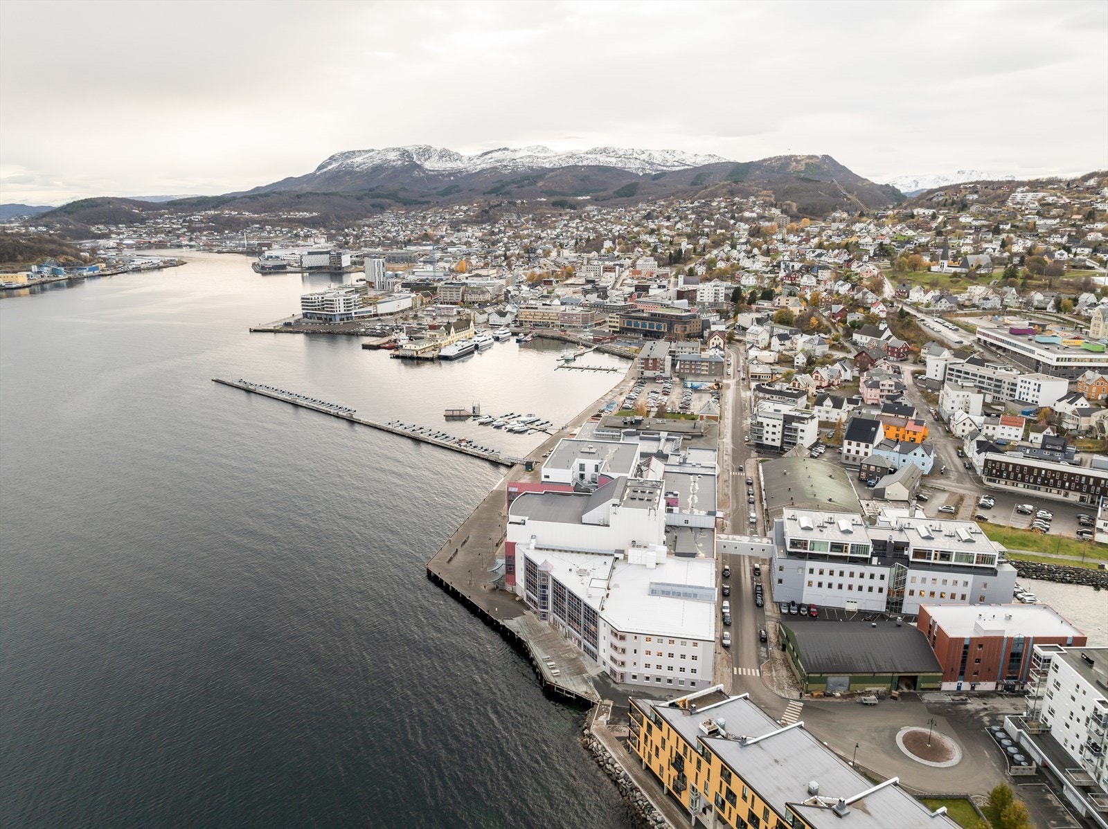 Torget i sentrum er innen 5 minutters gange. Galleribilde