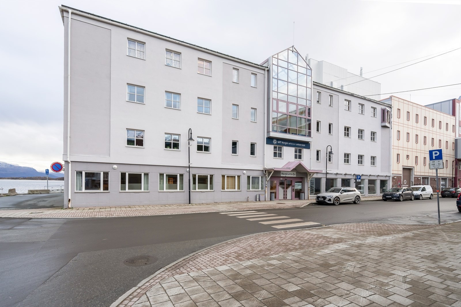 Gateparkering like ved bygget, adkomst direkte fra Havnegata. Galleribilde