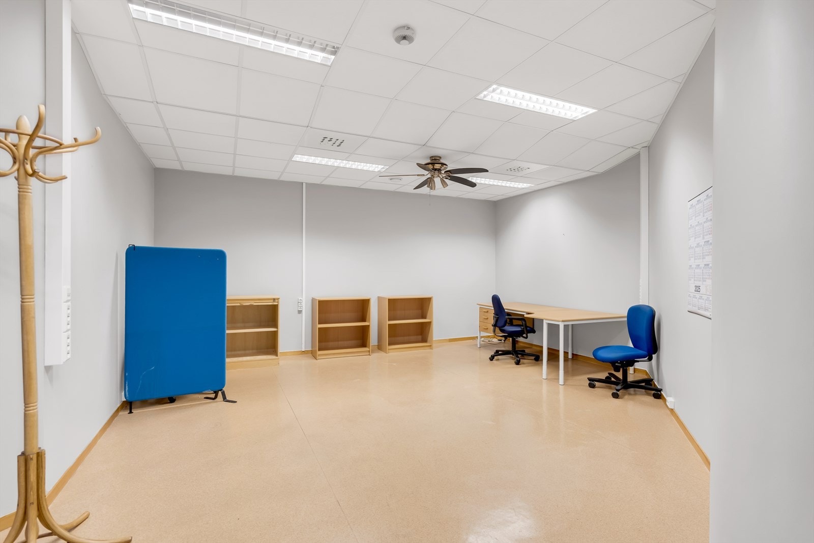 Lokalet har gjennomgående god takhøyde, dekket med lys himling. Galleribilde