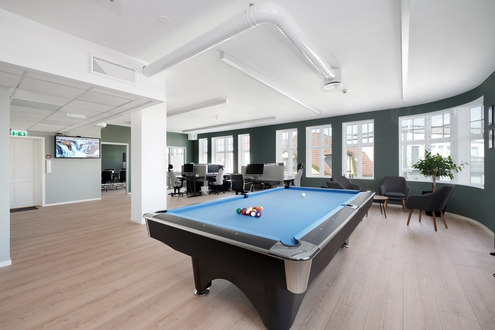 Store vinduer gir rikelig med naturlig lys til lokalet Galleribilde