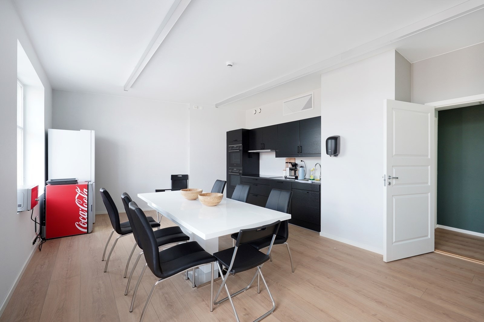 Lys og moderne pauserom/kjøkken med stilrent design. Galleribilde