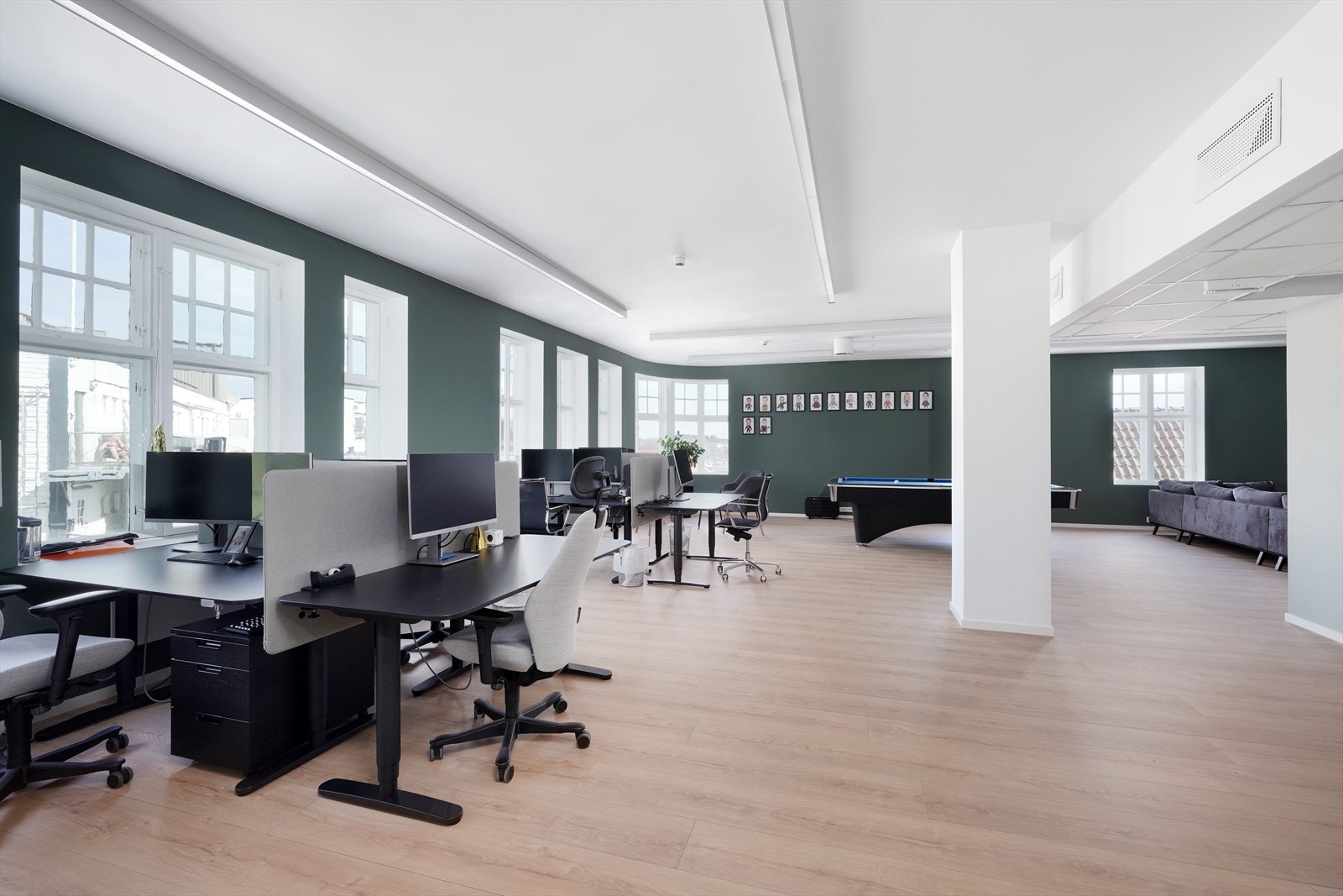 Lys og romslig kontorløsning med store vinduer og moderne fasiliteter Galleribilde