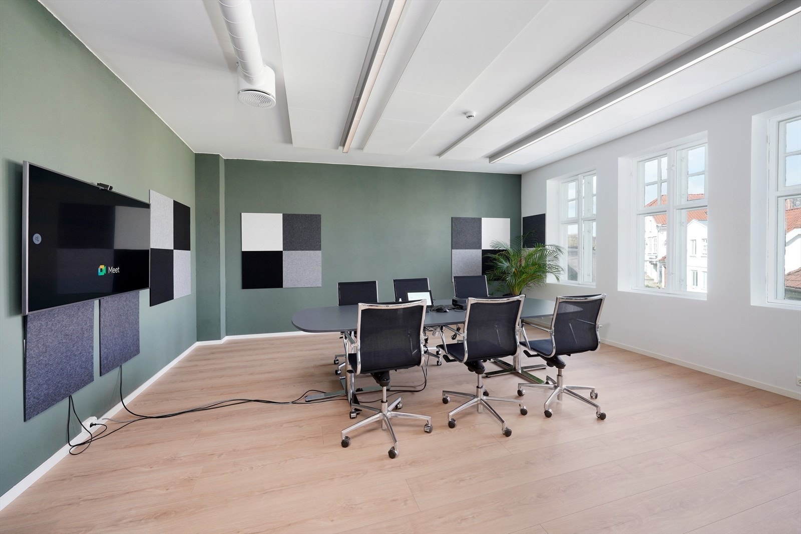 Moderne møterom med god belysning og store vinduer. Galleribilde