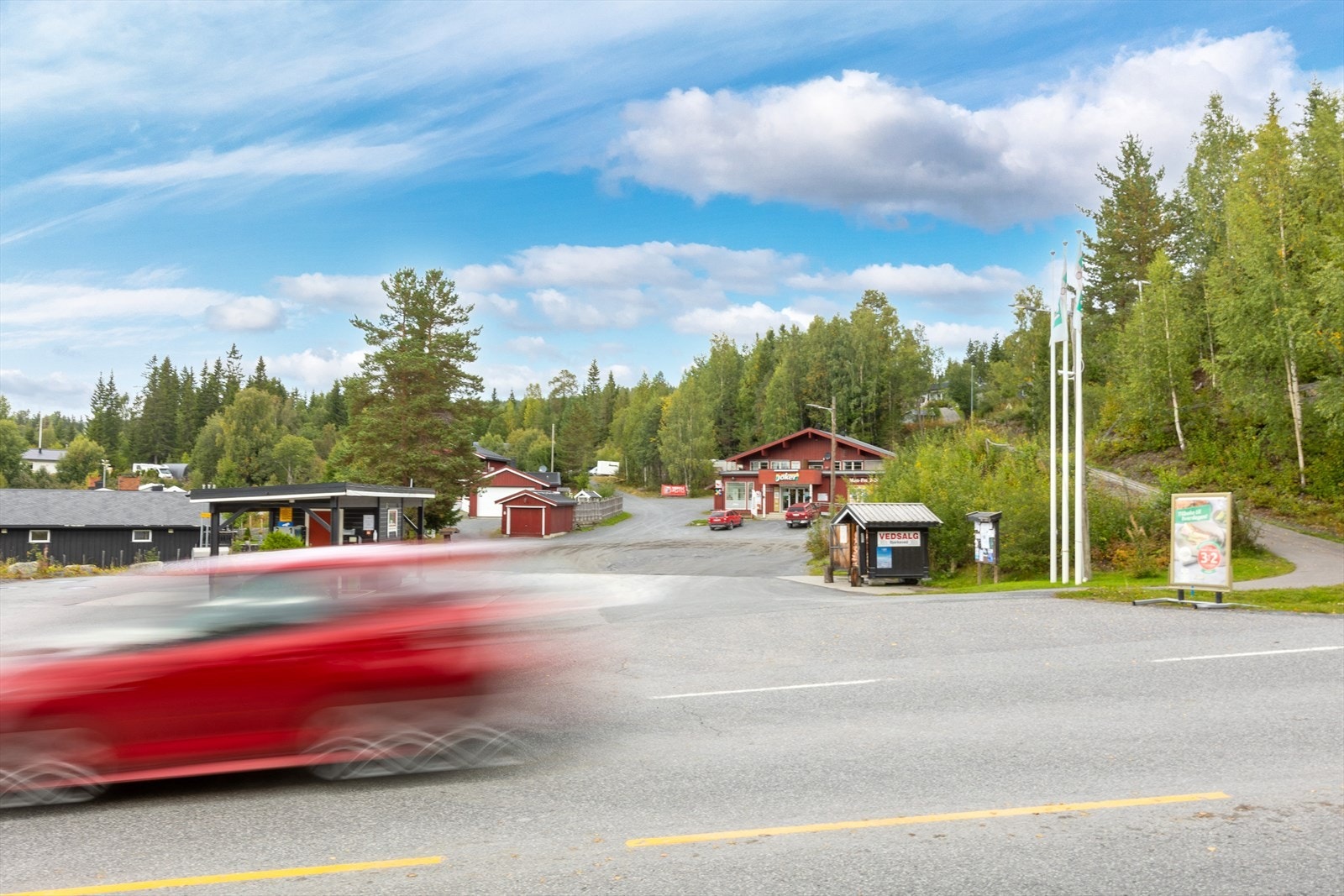 Eiendommen sett fra Sjusjøvegen. Parkeringsplass i forkant. Galleribilde