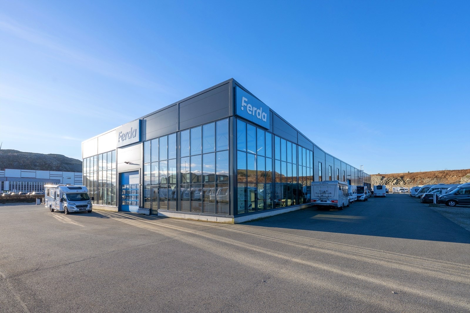 Fasade mot vei - showroom Galleribilde