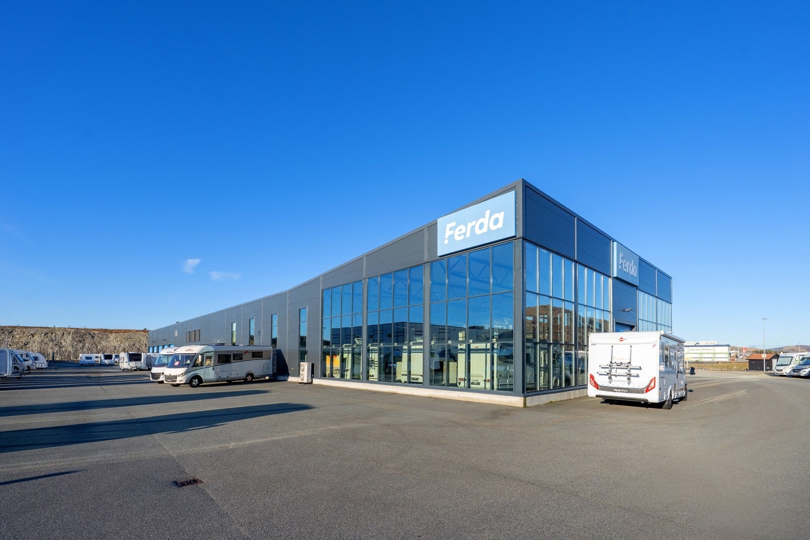 Fasade mot vei - showroom Galleribilde