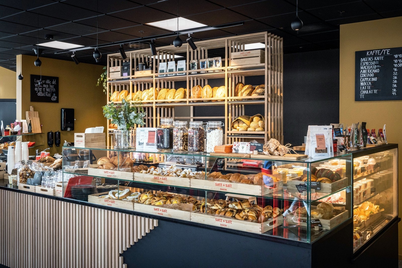 Bakeri og kafé i byggets 1. etasje - alltid noe fristende på menyen Galleribilde