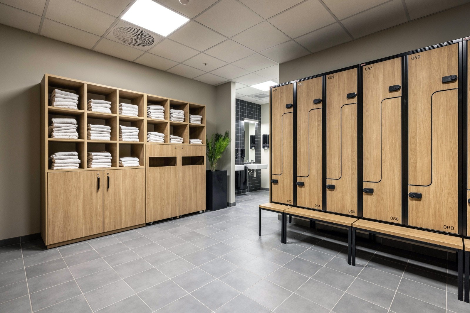 Flotte felles garderober på bygget - med tørkerom og håndkleservice Galleribilde