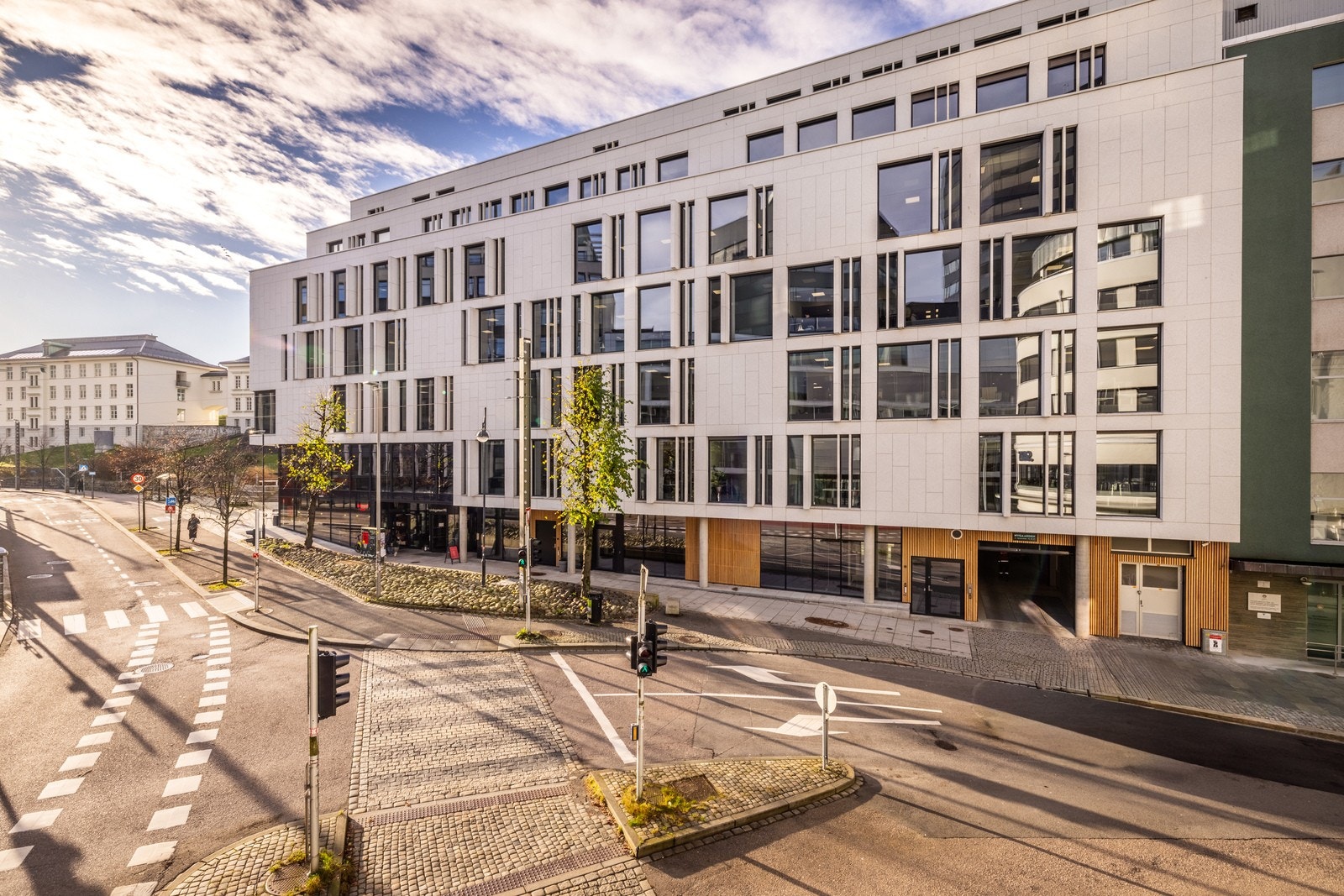 Meget synlig ved inngangen til sentrum - god eksponering for byggets leietakere Galleribilde