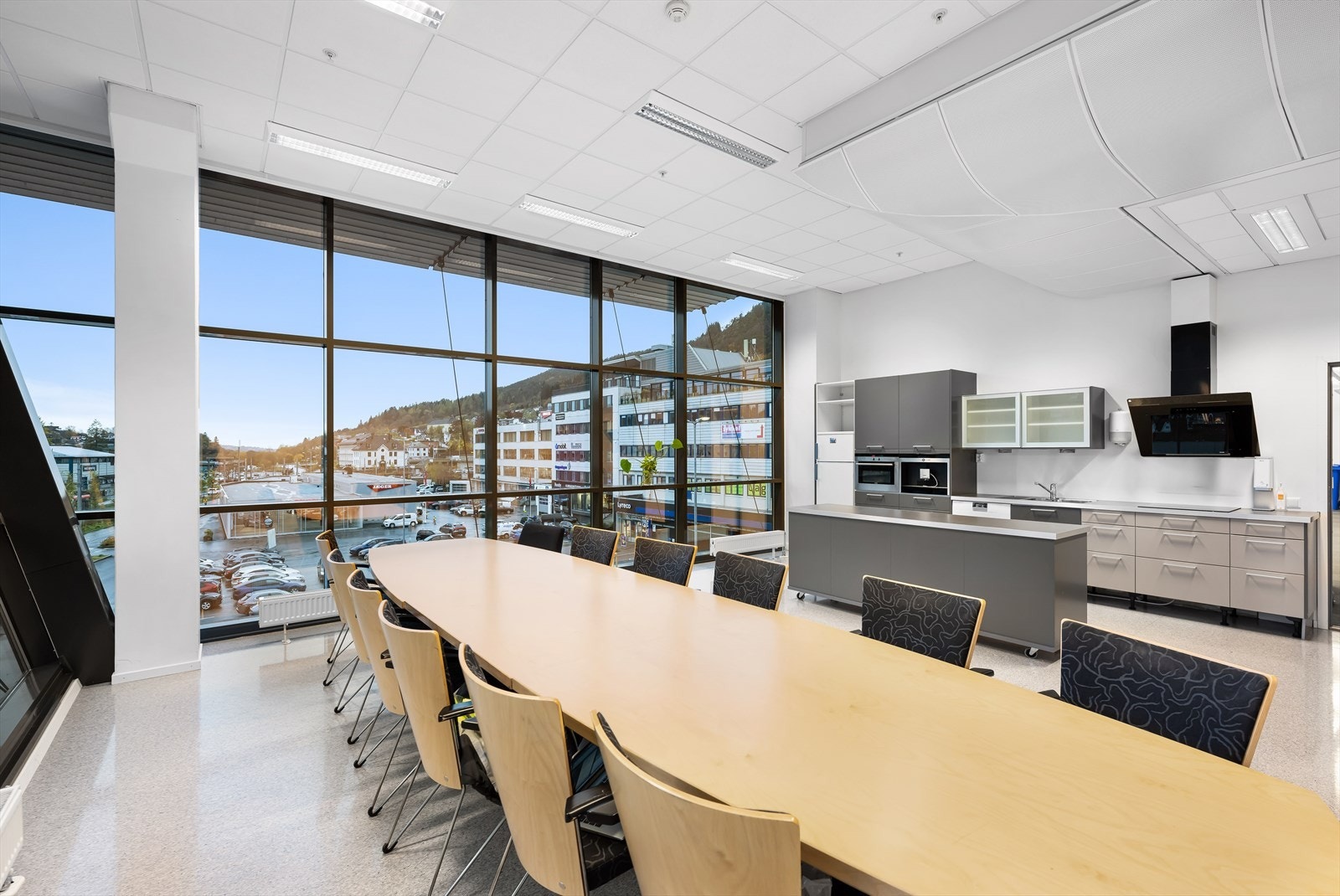 Ledig kontorlokale i 2. etg. BTA 499 m². Hyggelig kjøkken med mye dagslys.