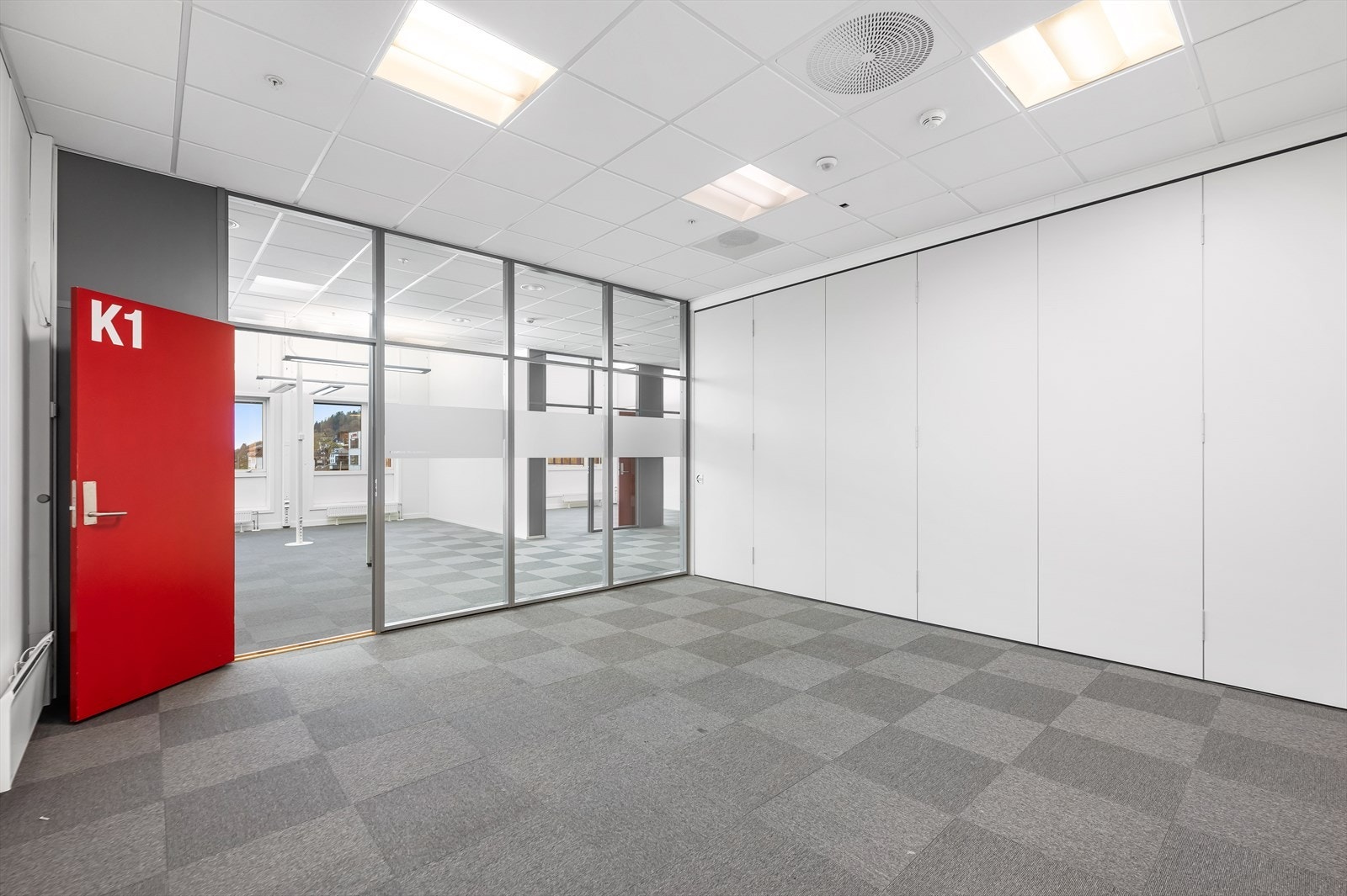 Ledig kontorlokale i 2. etg. BTA 499 m². Ett av tre møterom.