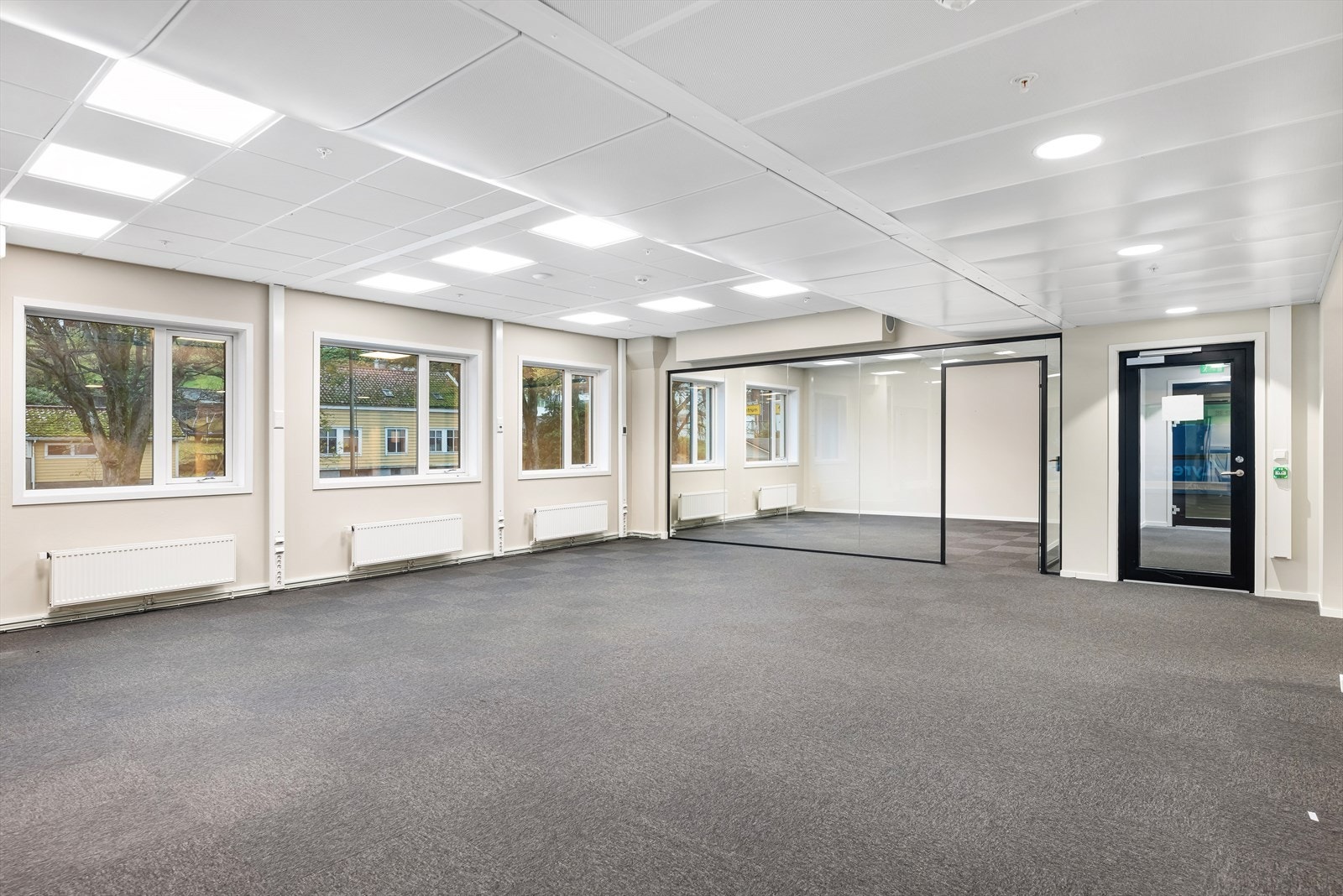 Ledig areal i 2.etg. BTA 384 m². 3 cellekontor, 2 landskap, kjøkken, møterom og 3 stillerom.