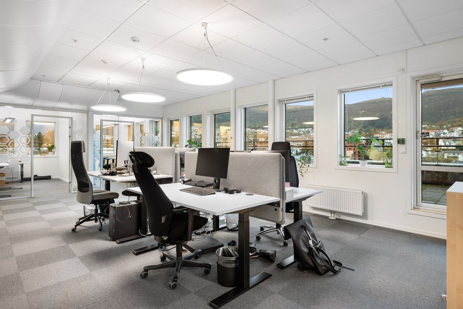 Ledig lokale i 4. etg. BTA 127 m². 3 cellekontor, landskap og møterom. Felles kjøkken og toaletter med annen leietaker.