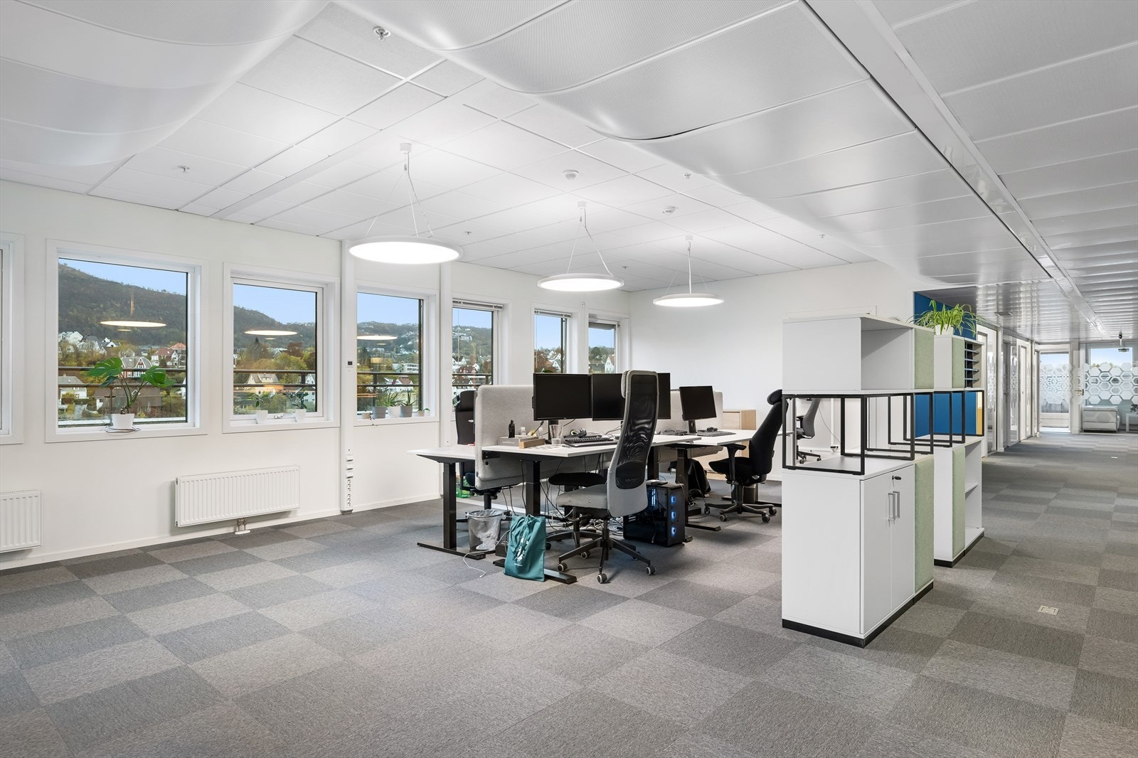 Ledig lokale i 4. etg. BTA 127 m². 3 cellekontor, landskap og møterom. Felles kjøkken og toaletter med annen leietaker.