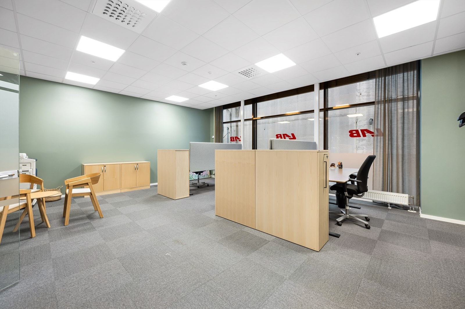 Kontor/showroom BTA 180 m². 2 store rom med tilgang til møterom, kjøkken og toalett.