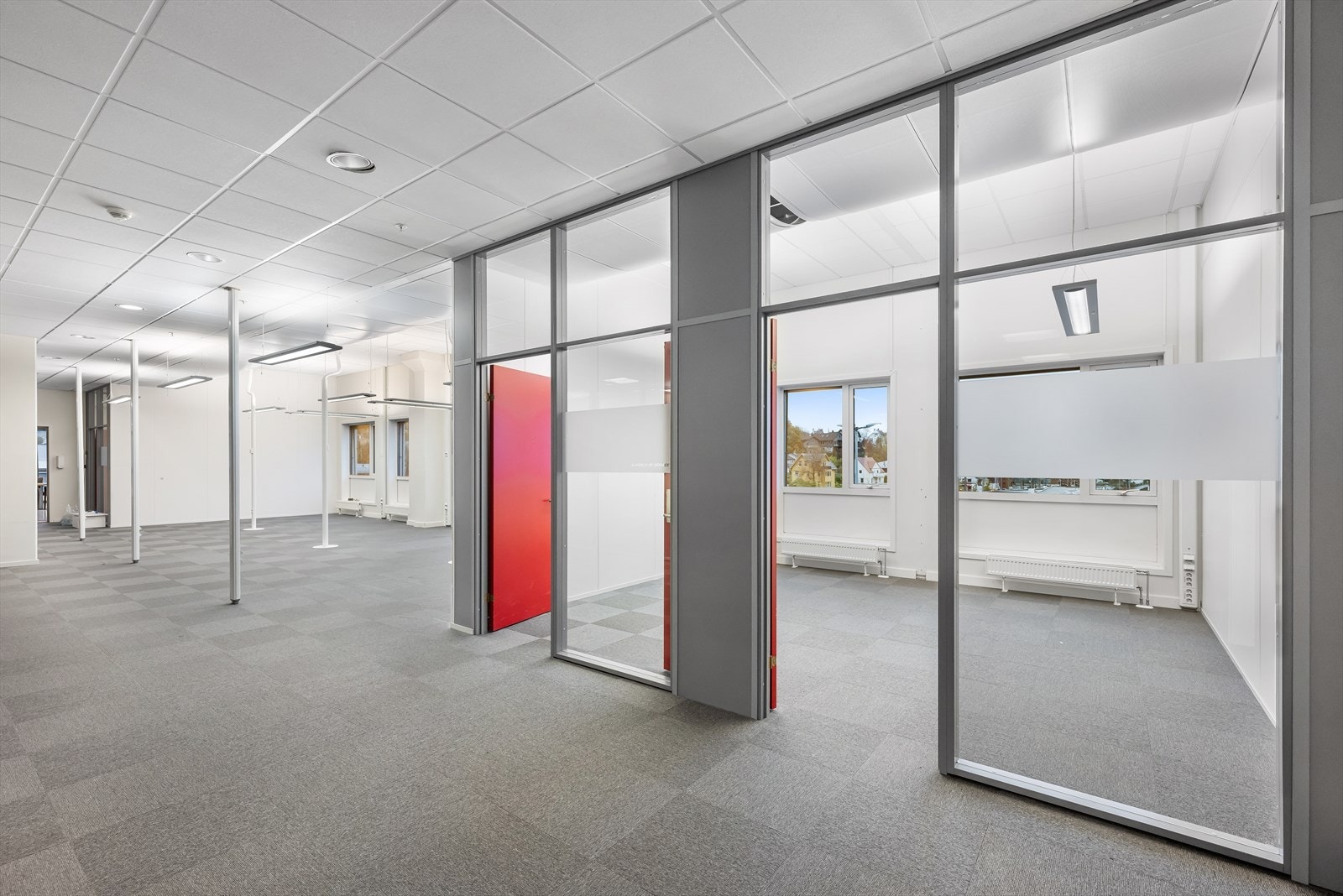 Ledig kontorlokale i 2. etg. BTA 499 m². Ett av tre møterom.