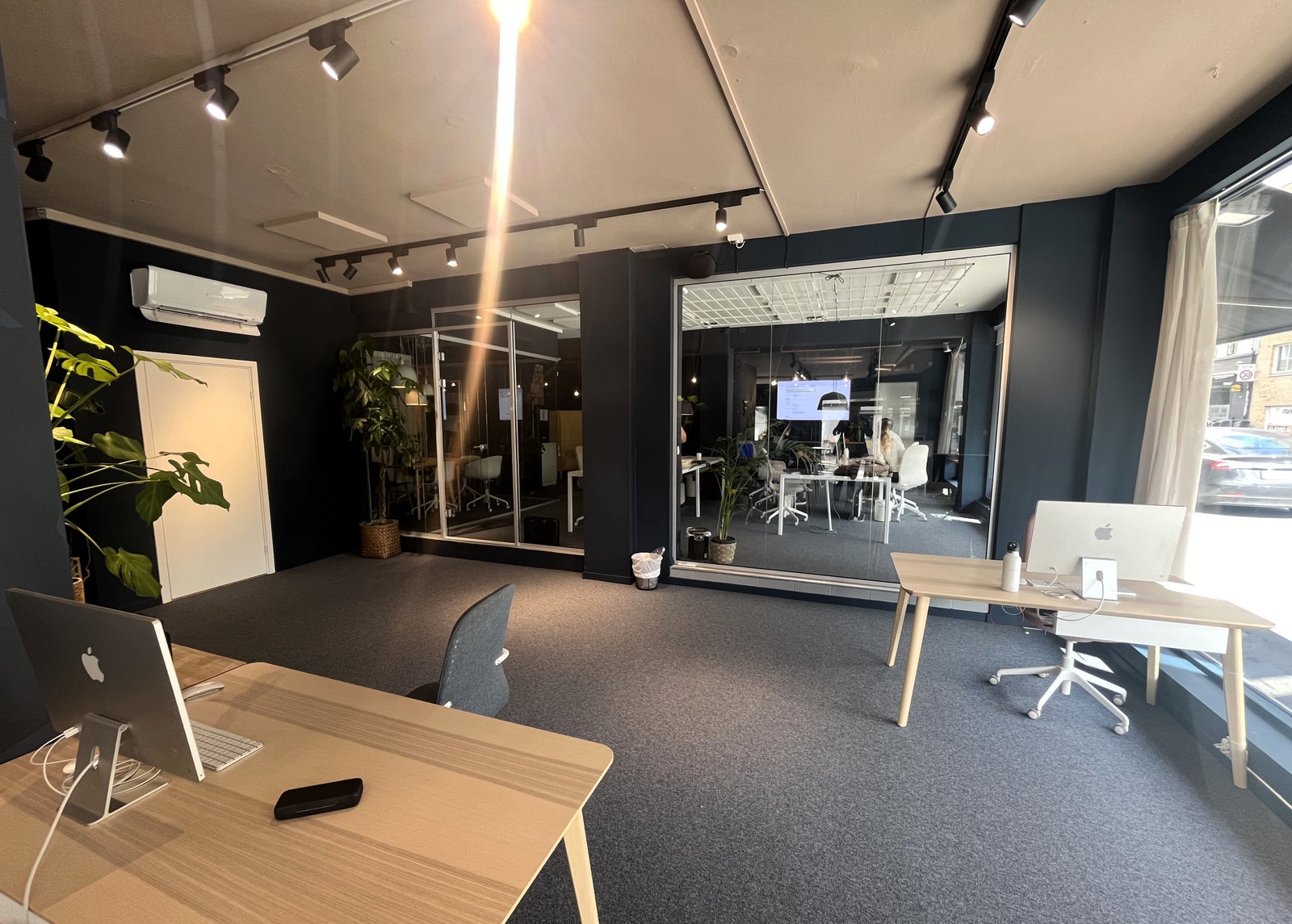 Glassveggene mellom de to delene av lokalet, gjør at man er sammen men samtidig skjermet fra hverandre. Lokalet er i dag tømt, og ledig for nye leietakere. Galleribilde