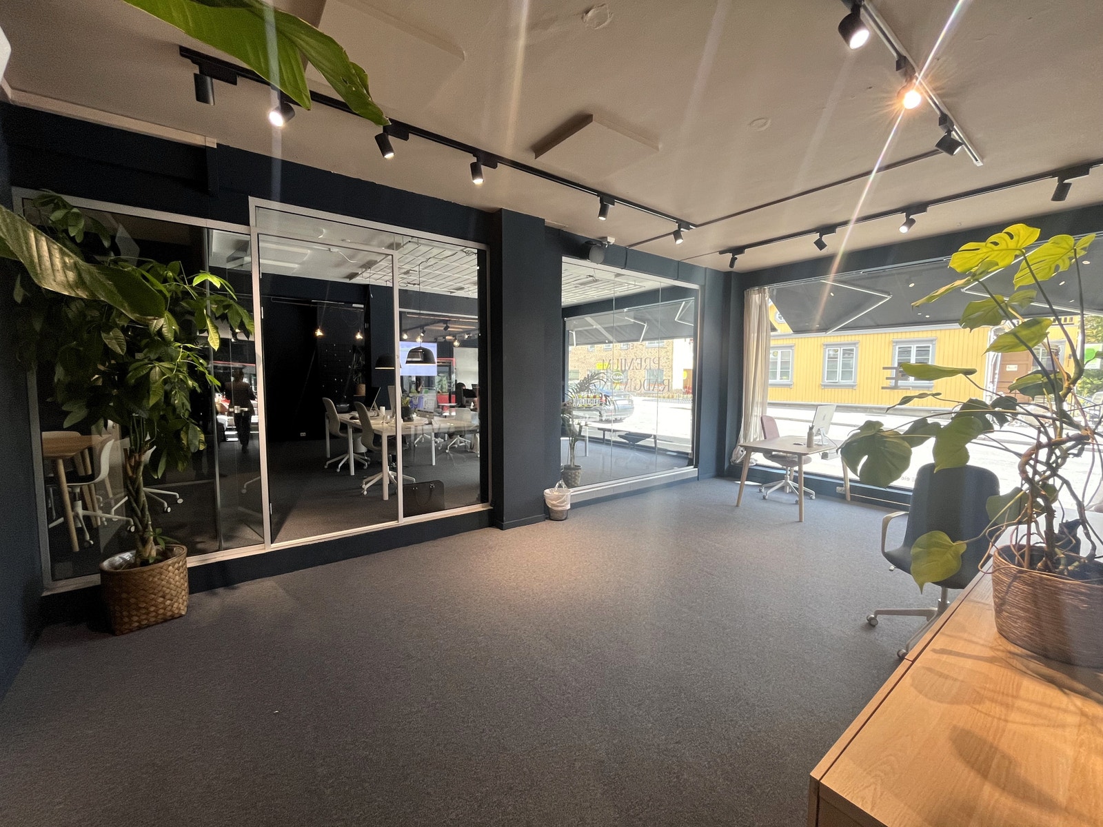 Lokalet er delt opp i to deler, med en glassvegg i mellom. Lokalet er i dag tømt, og ledig for nye leietakere. Galleribilde