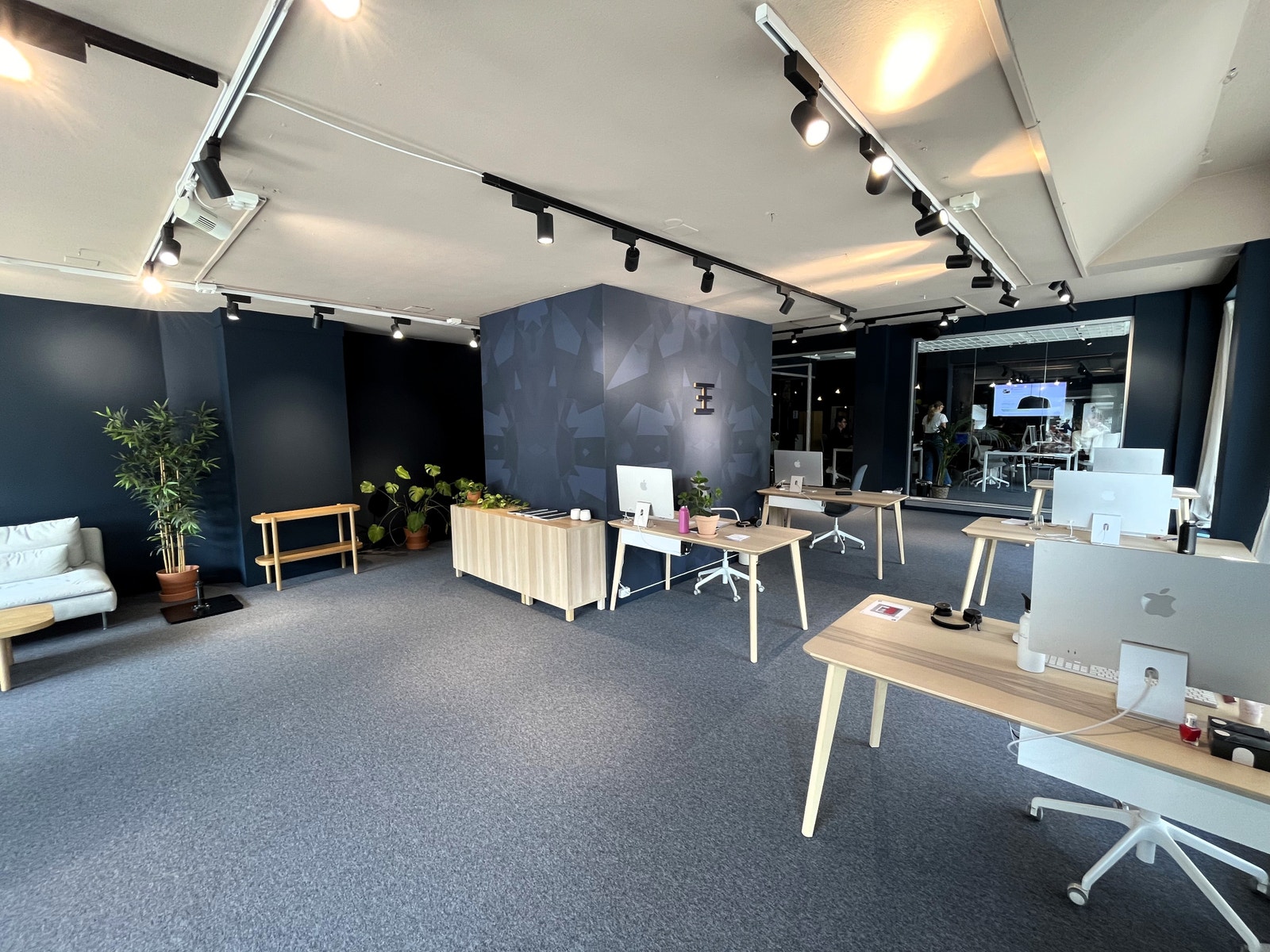 Et åpent lokale med mange muligheter. Lokalet er i dag tømt, og ledig for nye leietakere. Galleribilde