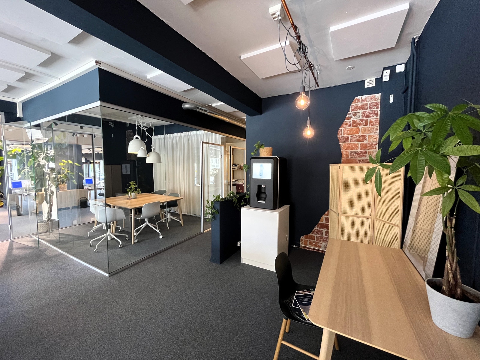 Den innerste delen har to møterom med glassvegger. Lokalet er i dag tømt, og ledig for nye leietakere. Galleribilde