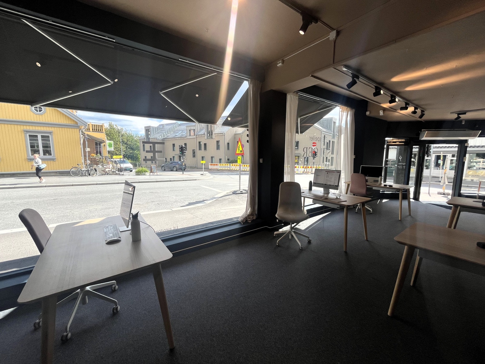 Store vinduer mot gaten utenfor. Lokalet er i dag tømt, og ledig for nye leietakere. Galleribilde